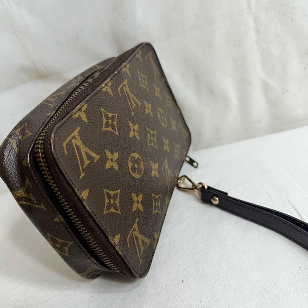 Louis Vuitton Cosmetics Pouch - Picture 6 of 10